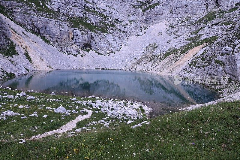 美丽的景色(Spodnje Kriško jezero)湖在朱利安阿尔卑斯山，斯洛文尼亚